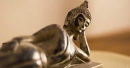 Eine Buddha Figur im Raum gibt eine Aura der Besinnung und Entspannung