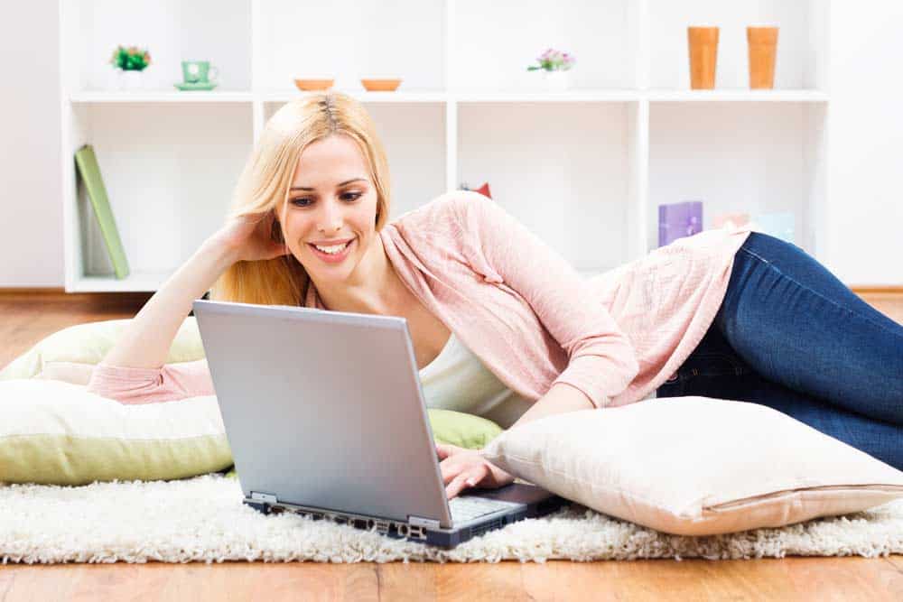 Kissen und Teppiche für mehr Gemütlichkeit im Studierendenzimmer (depositphotos.com)