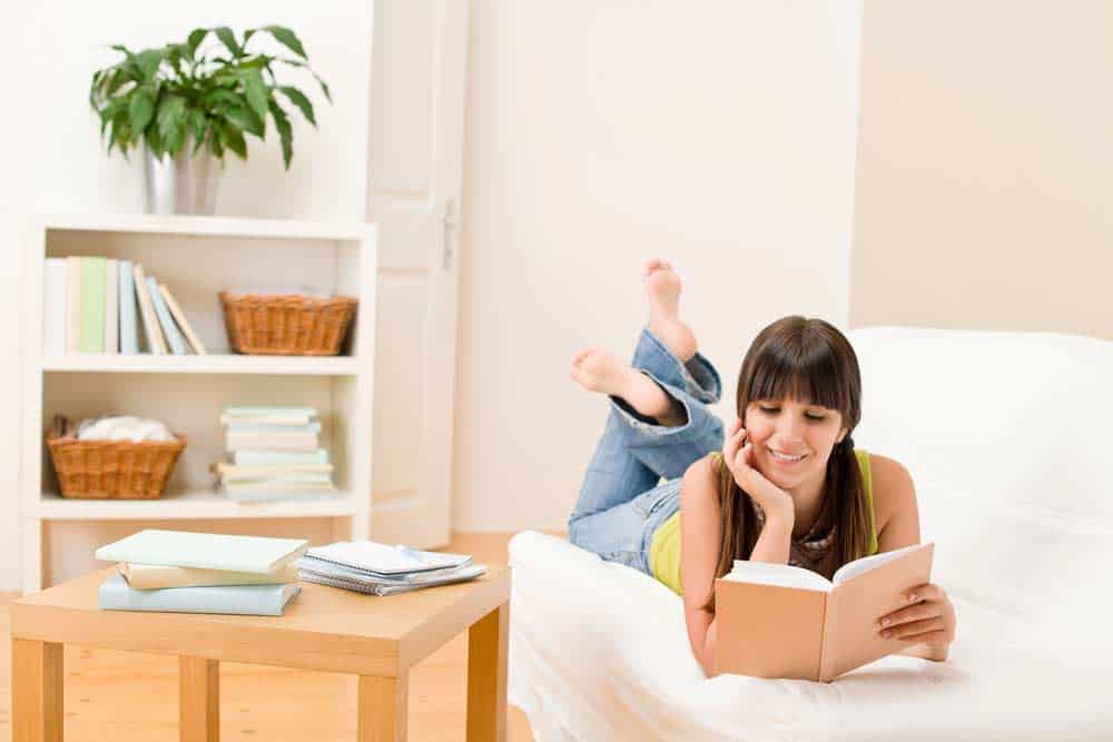 Eine Leseecke im Studentenzimmer einrichten (depositphotos.com)