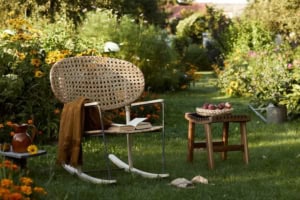 Gartenschaukelstuhl Relaxsessel Garten (depositphotos.com)