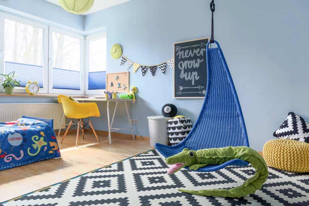 Spielecke mit einem Kinderhängesessel Spielecke mit einem Kinderhängesessel (depositphotos.com)